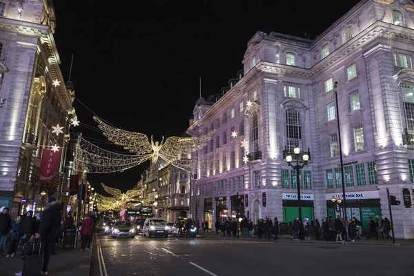 クリスマス装飾とロンドン イングランド イギリスでの周りの人々 が夜のロンドン イギリス 2018 ピカデリー サーカス — ストック写真