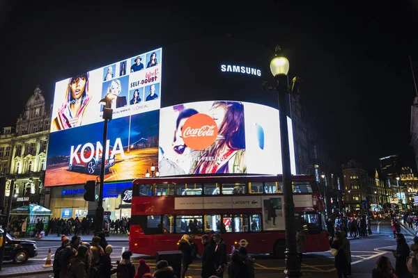 その巨大な広告画面とロンドン イングランド イギリスで周りの人と夜のロンドン イギリス 2018 ピカデリー サーカス — ストック写真