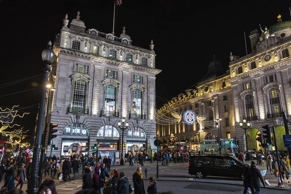 クリスマス装飾とロンドン イングランド イギリスでの周りの人々 が夜のロンドン イギリス 2018 ピカデリー サーカス — ストック写真