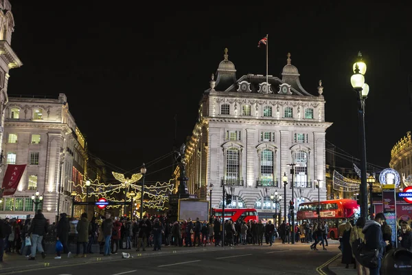 クリスマス装飾とロンドン イングランド イギリスでの周りの人々 が夜のロンドン イギリス 2018 ピカデリー サーカス — ストック写真