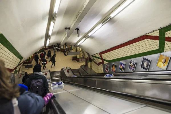London Storbritannien Januari 2018 Rulltrappa Med Människor Runt Tunnelbanestation London — Stockfoto