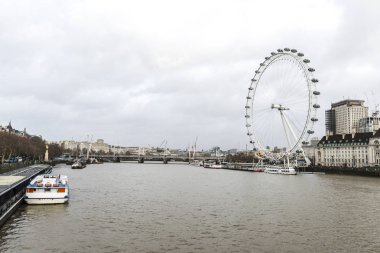 London, Büyük Britanya - 4 Ocak 2018: dönme Londra, İngiltere, Birleşik Krallık'taki Thames Nehri üzerinde demirleyen tekneleri ile London Eye denilen