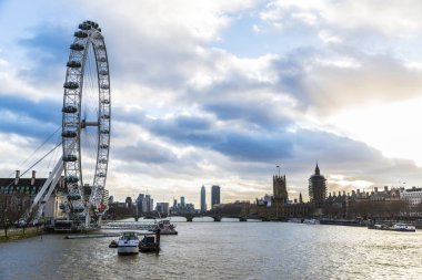 London, Büyük Britanya - 4 Ocak 2018: dönme Londra, İngiltere, Birleşik Krallık'taki Thames Nehri üzerinde demirleyen tekneleri ile London Eye denilen