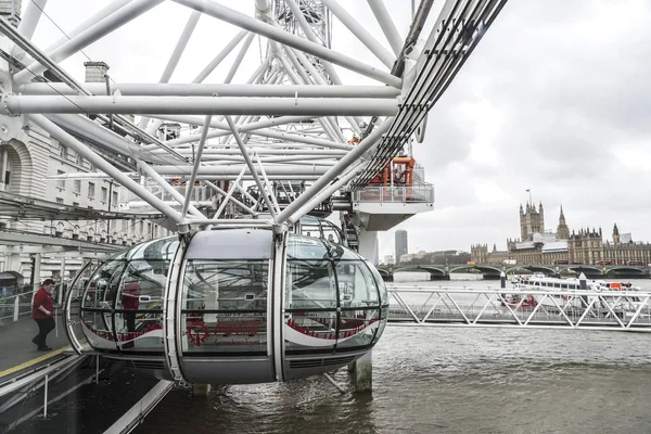 2018年1月4日 一个摩天轮机舱称为伦敦眼与可口可乐的广告和伦敦 英格兰 英国西敏寺宫殿的看法 — 图库照片