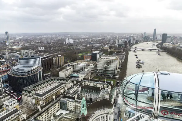 2018年1月4日 伦敦视野从一个摩天轮的小屋 伦敦眼与可口可乐广告在英国伦敦 — 图库照片