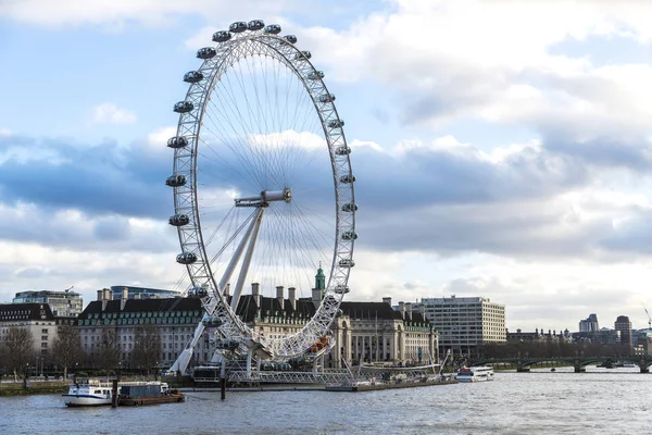London, Büyük Britanya - 4 Ocak 2018: dönme Londra, İngiltere, Birleşik Krallık'taki Thames Nehri üzerinde demirleyen tekneleri ile London Eye denilen