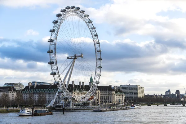 2018年1月4日 摩天轮称为伦敦眼与船停泊在泰晤士河在伦敦 — 图库照片