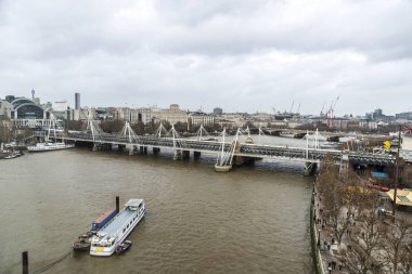 City, Londra, İngiltere, İngiltere'deki Thames Nehri üzerinde tekne ile Thames Nehri genel bakış demirleyen