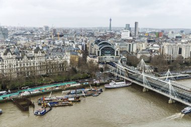 Hungerford Köprüsü, Charing Cross Bridge ve Charing Cross olarak da adlandırılır Thames Nehri üzerinde tekne yelken ile Tren İstasyonu ve Londra, İngiltere, Birleşik Krallık'ta demirli