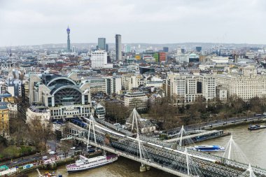 Hungerford Köprüsü, Charing Cross Bridge ve Charing Cross olarak da adlandırılır Thames Nehri üzerinde tekne yelken ile Tren İstasyonu ve Londra, İngiltere, Birleşik Krallık'ta demirli