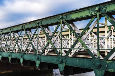 Londra, İngiltere, Birleşik Krallık'taki Thames Nehri üzerinde birçok parça ile demiryolu için metal Köprüsü