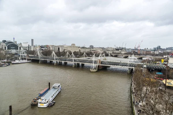 泰晤士河上停泊在泰晤士河上的船只概述伦敦 联合王国 — 图库照片