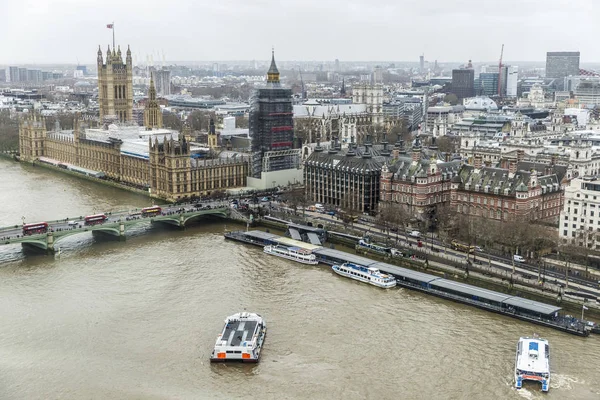 Visão Geral Palácio Westminster Rio Tâmisa Com Barcos Navegando Ancorados — Fotografia de Stock