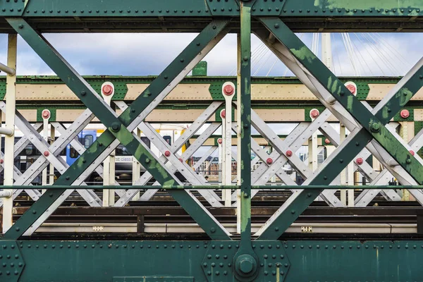 在伦敦的泰晤士河上有许多铁轨的铁路用金属桥 — 图库照片