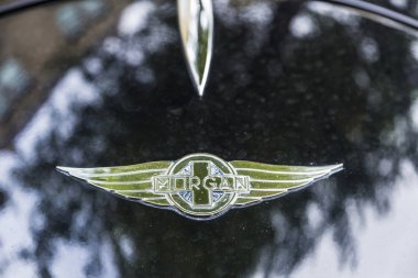 Amsterdam, Hollanda - 8 Eylül 2018: Morgan araba logosu bir koyu metalik araba bir sokakta Amsterdam, Hollanda