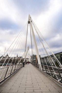 Londra, İngiltere, Birleşik Krallık'taki Thames Nehri üzerinde kişi ile asma köprü