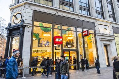 London, Büyük Britanya - 1 Ocak 2018: Lego salonu Lego-marka oyuncak, çoğunlukla dört bir yanındaki insanlarla Londra, İngiltere, Birleşik Krallık'taki birbirine plastik tuğla içeren üretimi için bilinen,