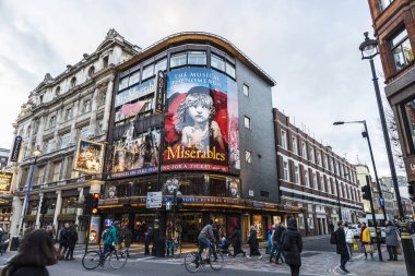 London, Büyük Britanya - 4 Ocak 2018: cephe Kraliçe'nin tiyatro oyun sefiller Shaftesbury Avenue, Londra, İngiltere, Birleşik Krallık'taki Batı Yakası büyük sokak içinde ilan
