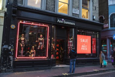 London, Büyük Britanya - 4 Ocak 2017: Erotik mağaza veya seksi iç çamaşırı görüntülenmesini Ann Summers dört bir yanındaki insanlarla geceleri Londra, İngiltere, Birleşik Krallık'taki Soho mahallede arardı