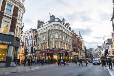 London, Büyük Britanya - 4 Ocak 2018: dükkan ve restoranlar Shaftesbury Avenue, Londra, İngiltere, Amerika Birleşik Devletleri Batı tarafında büyük caddede yürürken insanlar