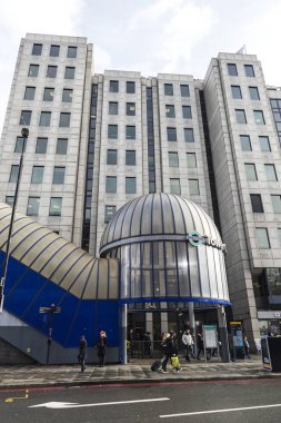 London, Büyük Britanya - 4 Ocak 2018: giriş Metro İstasyonu ile Londra, İngiltere, Birleşik Krallık'ta yürüyüş insanlar