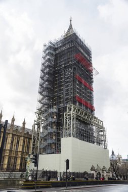 London, Büyük Britanya - 4 Ocak 2018: Big Ben inşaat iskele ve Londra, İngiltere, Birleşik Krallık'taki etrafında insanlar dolu