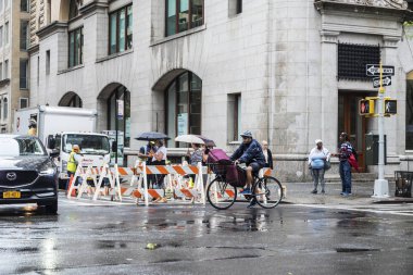 New York City, Amerika Birleşik Devletleri - 25 Temmuz 2018: Adam Fifth Avenue yağmurlu bir günde trafik ve insanlar New York City, Amerika Birleşik Devletleri ile bir bisiklet üzerinde