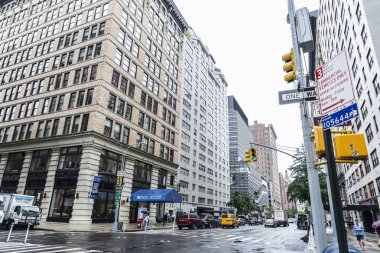 New York City, Amerika Birleşik Devletleri - 25 Temmuz 2018: Fifth Avenue bir yağmurlu günde modern yeni gökdelenler, trafik ve insanlar New York City, Amerika Birleşik Devletleri