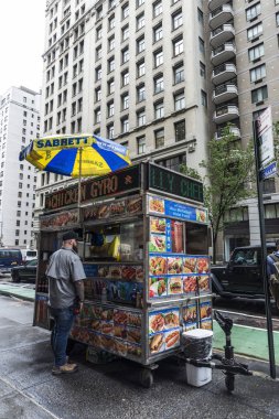 New York City, Amerika Birleşik Devletleri - 25 Temmuz 2018: Gıda kamyon sosisli sandviç, falafel, kebap, Fifth Avenue burger bir müşteriyle yapılan New York City, Amerika Birleşik Devletleri