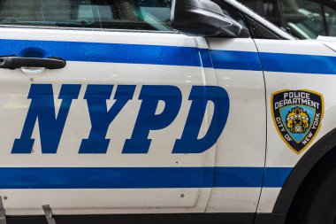 New York City, Amerika Birleşik Devletleri - 25 Temmuz 2018: New York City, Amerika Birleşik Devletleri kendi logosu ile sokakta polis arabası park