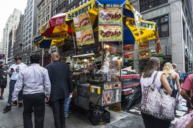 New York City, Amerika Birleşik Devletleri - 25 Temmuz 2018: Gıda kamyon sosisli sandviç, falafel, kebap, Fifth Avenue burgeri dört bir yanındaki insanlarla yılında New York City, Amerika Birleşik Devletleri