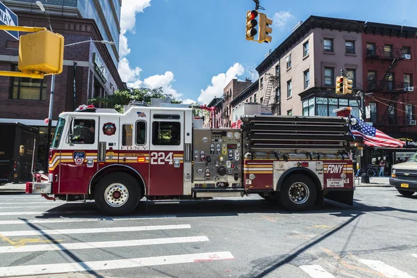 Ciudad Nueva York Estados Unidos Julio 2018 Camión Bomberos Circulando — Foto de Stock