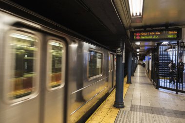 New York City, Amerika Birleşik Devletleri - 25 Temmuz 2018: New York City, Amerika Birleşik Devletleri izlerken bir polis memuru ile bir Metro İstasyonu dolaşan Tren