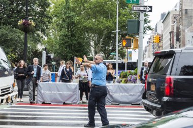 New York City, Amerika Birleşik Devletleri - 25 Temmuz 2018: New York City, Amerika Birleşik Devletleri Manhattan'da Fifth Avenue insanlar geçirin böylece ellerini yükselterek trafik durma polis