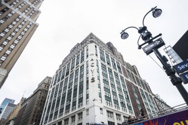 New York City, Amerika Birleşik Devletleri - 25 Temmuz 2018: Cephe Macy's Mağazası dört bir yanındaki insanlarla Manhattan New York City, Amerika Birleşik Devletleri