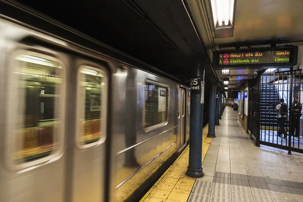 Nova York Eua Julho 2018 Comboio Circulando Uma Estação Metrô — Fotografia de Stock