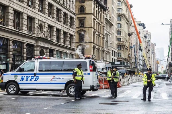 Nueva York Estados Unidos Julio 2018 Cuatro Policías Paran Tráfico — Foto de Stock