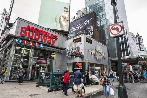 뉴욕시 2018 번가와 스크린 맨해튼에 사람들이 — 스톡 사진