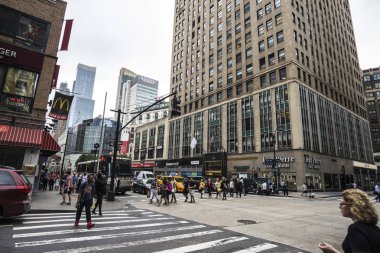 New York City, Amerika Birleşik Devletleri - 25 Temmuz 2018: Altıncı Cadde (6 Avenue), resmen Avenue etrafında insanlar ve Manhattan New York City, Amerika Birleşik Devletleri'trafikte Amerika