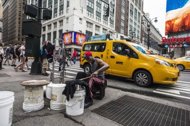 New York City, Amerika Birleşik Devletleri - 25 Temmuz 2018: davul gibi plastik kap dan yedinci Avenue (7th Avenue) büyük Reklam ekranları ve çevresinde insanlar Manhattan New York City, Amerika Birleşik Devletleri içinde oynamaya davulcu adam