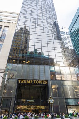 New York City, Amerika Birleşik Devletleri - 28 Temmuz 2018: Trump Tower Fifth Avenue (5th Avenue) dört bir yanındaki insanlarla Manhattan New York City, Amerika Birleşik Devletleri yılında giriş