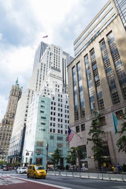 New York City, Amerika Birleşik Devletleri - 28 Temmuz 2018: Fifth Avenue (5th Avenue) dört bir yanındaki insanlarla Manhattan New York City, Amerika Birleşik Devletleri