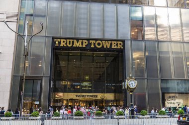 New York City, Amerika Birleşik Devletleri - 28 Temmuz 2018: Trump Tower Fifth Avenue (5th Avenue) dört bir yanındaki insanlarla Manhattan New York City, Amerika Birleşik Devletleri yılında giriş