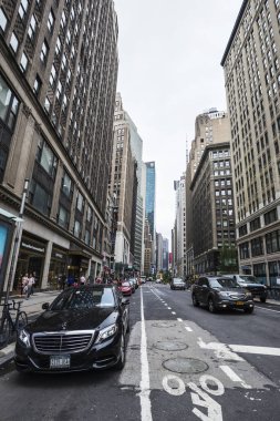 New York City, Amerika Birleşik Devletleri - 25 Temmuz 2018: Trafik ve New York City, Amerika Birleşik Devletleri Manhattan'da bir sokakta etrafında insanlar