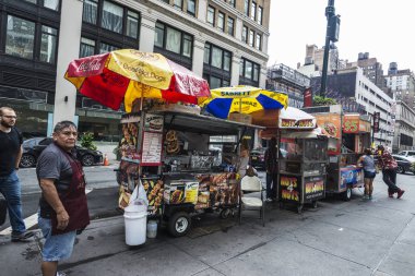 New York City, Amerika Birleşik Devletleri - 25 Temmuz 2018: Çeşitli gıda kamyon sosisli sandviç, falafel, kebap, satıcı olarak Manhattan New York City, Amerika Birleşik Devletleri'burger
