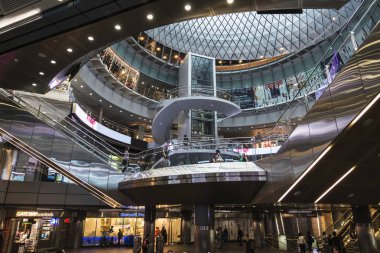 New York City, Amerika Birleşik Devletleri - 26 Temmuz 2018: Fulton Sokağı İstasyonu mağaza ve çevresinde insanlar Manhattan New York City, Amerika Birleşik Devletleri