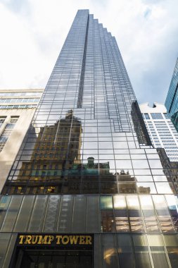 New York City, Amerika Birleşik Devletleri - 28 Temmuz 2018: Fifth Avenue (5th Avenue) Manhattan New York City, Amerika Birleşik Devletleri içinde Trump Tower, cephe