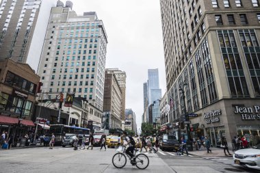 New York City, Amerika Birleşik Devletleri - 25 Temmuz 2018: Altıncı Cadde (6 Avenue), resmen Avenue etrafında insanlar ve Manhattan New York City, Amerika Birleşik Devletleri'trafikte Amerika