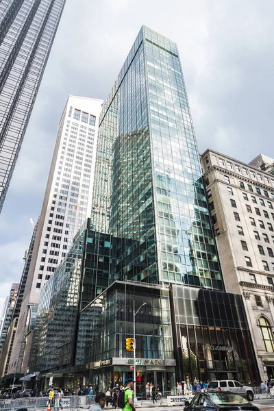 New York City, Amerika Birleşik Devletleri - 28 Temmuz 2018: Fifth Avenue (5th Avenue) dört bir yanındaki insanlarla Manhattan New York City, Amerika Birleşik Devletleri