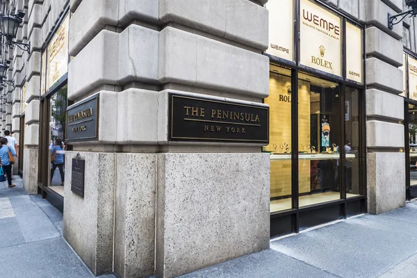 New York City, Amerika Birleşik Devletleri - 28 Temmuz 2018: Ekran bir lüks etrafında insanlar ve The Peninsula Hotel ve Manhattan New York City, Amerika Birleşik Devletleri içinde Rolex tarafından bir reklam ile Fifth Avenue (5th Avenue) Wempe takı
